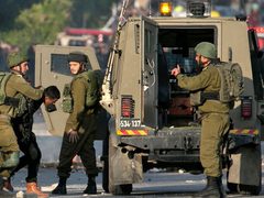 الاحتلال يعتقل أكثر من 40 عاملًا فلسطينيًا على حاجز "الزعيم" شرق القدس