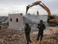 الاحتلال يُخطر بعمليات هدم في عناتا شمال شرق القدس