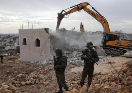 الاحتلال يُخطر بعمليات هدم في عناتا شمال شرق القدس