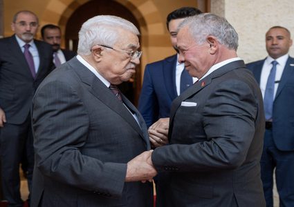 الرئيس عباس للملك عبد الله: ندعو ترمب لتأكيد رفض التهجير والضم في الضفة