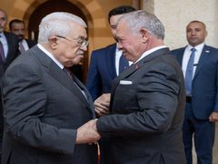 الرئيس عباس للملك عبد الله: ندعو ترمب لتأكيد رفض التهجير والضم في الضفة