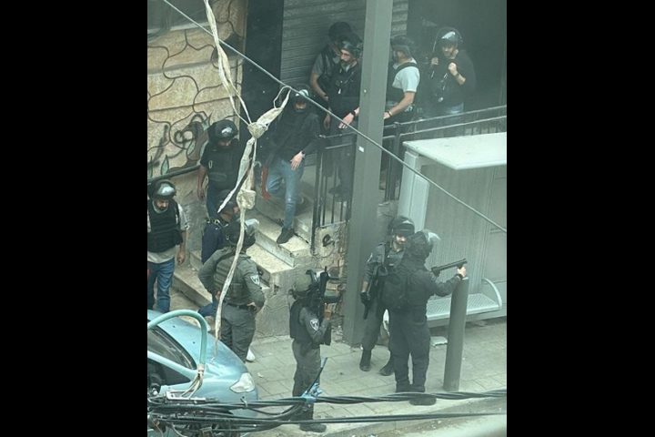 الاحتلال يقتحم مخيم شعفاط ويبعد مواطنين عن الأقصى