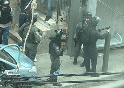 الاحتلال يقتحم مخيم شعفاط ويبعد مواطنين عن الأقصى