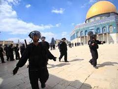 الاحتلال يسلّم مقدسيا قرارا بالإبعاد عن المسجد الأقصى