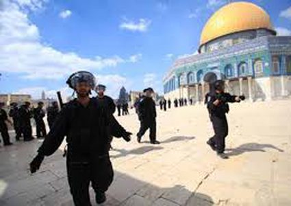 الاحتلال يسلّم مقدسيا قرارا بالإبعاد عن المسجد الأقصى