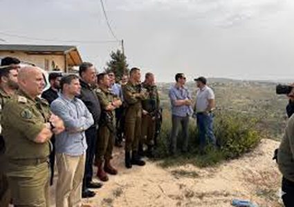 سموتريتش في نعلين: قرارات لتعزيز الاستيطان وإلغاء الحواجز في الضفة