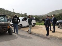 مستوطنون يعترضون جولة لمحافظ سلفيت والسفير الروسي في وادي المطوي