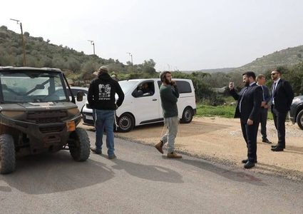 مستوطنون يعترضون جولة لمحافظ سلفيت والسفير الروسي في وادي المطوي