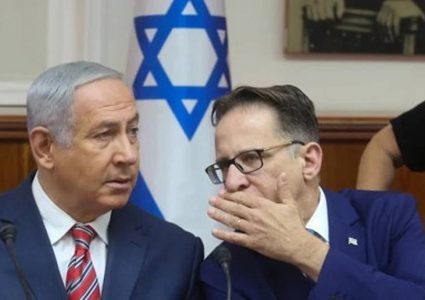 فضيحة الوثائق السرية تلاحق رئيس ديوان نتنياهو وتجمد مستقبله الدبلوماسي