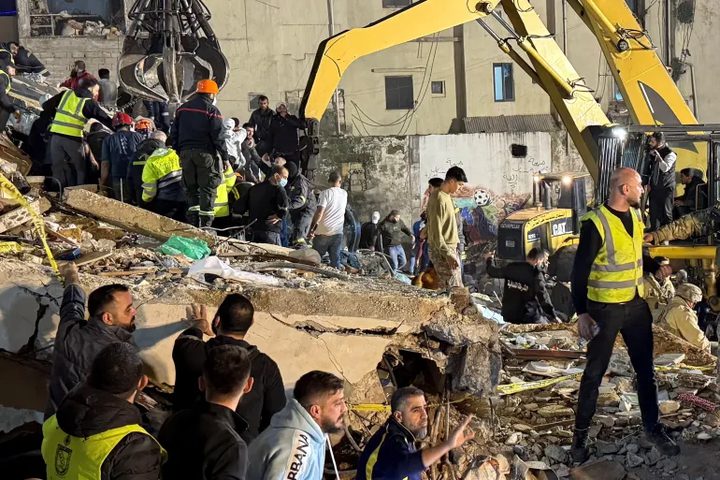 تسعة قتلى بانهيار مبنى سكني في طرابلس شمال لبنان