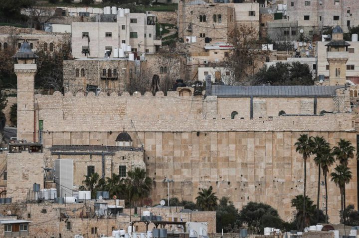 الخليل تواجه محاولة إعادة احتلالها بغطاء إداري