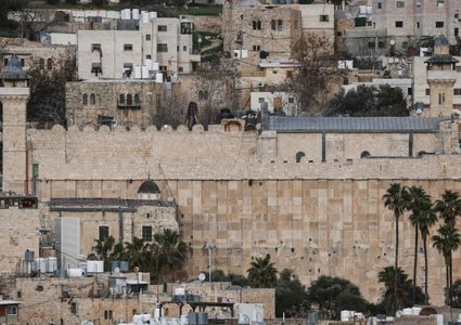 الخليل تواجه محاولة إعادة احتلالها بغطاء إداري