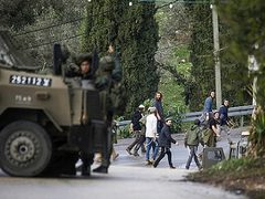 مرضى وجرحى يغادرون مستشفى الهلال الأحمر في خان يونس ضمن عملية الاجلاء السابعة إلى معبر رفح لنقلهم للعلاج في الخارج.