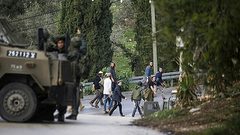 مرضى وجرحى يغادرون مستشفى الهلال الأحمر في خان يونس ضمن عملية الاجلاء السابعة إلى معبر رفح لنقلهم للعلاج في الخارج.