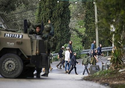 مرضى وجرحى يغادرون مستشفى الهلال الأحمر في خان يونس ضمن عملية الاجلاء السابعة إلى معبر رفح لنقلهم للعلاج في الخارج.