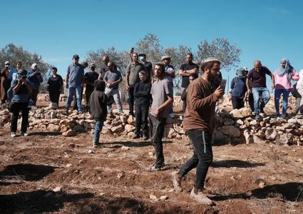 مستوطنون يعتدون على شاب في قرية المغير قبل اعتقاله