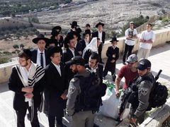 مستوطنون يقتحمون العين الفوقا في سلوان جنوب الأقصى