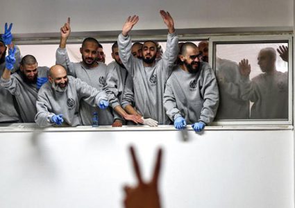 للمرة الأولى .. نتنياهو يُصادق على إبعاد أسيرين إلى غزة وسحب إقامتهما