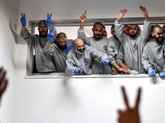 للمرة الأولى .. نتنياهو يُصادق على إبعاد أسيرين إلى غزة وسحب إقامتهما