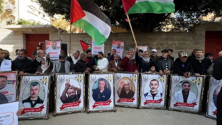 وقفات بالمحافظات للمطالبة بدور أكبر للصليب الأحمر ووقف انتهاكات الأسرى