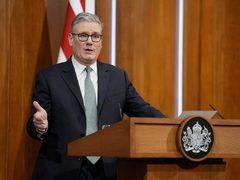 ستارمر يرفض الاستقالة ويعد بمواجهة حزب الإصلاح في الانتخابات المقبلة