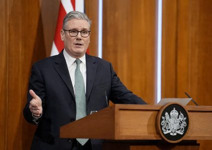 ستارمر يرفض الاستقالة ويعد بمواجهة حزب الإصلاح في الانتخابات المقبلة