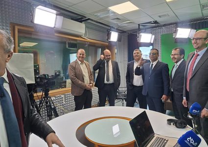 إطلاق إذاعة "هنا غزة"… صوتٌ يولد من الركام ليعيد الحكاية إلى أصحابها