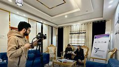 "هنا غزة" مساحةٌ للإصغاء وفعلُ حضورٍ في وجه المحو وذاكرة تصاغُ على الهواء