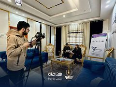 "هنا غزة" مساحةٌ للإصغاء وفعلُ حضورٍ في وجه المحو وذاكرة تصاغُ على الهواء