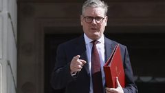 رغم تراجع شعبيته.. 5 أسباب تُبقي كير ستارمر في السلطة