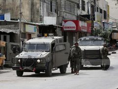 قوات الاحتلال تقتحم منزل رئيس المعهد الوطني للموسيقى في القدس المحتلة