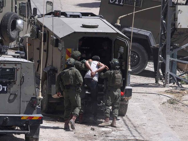 قوات الاحتلال تشن حملة اعتقالات واسعة في الضفة وتعتقل نحو 40 مواطنًا
