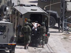 قوات الاحتلال تشن حملة اعتقالات واسعة في الضفة وتعتقل نحو 40 مواطنًا