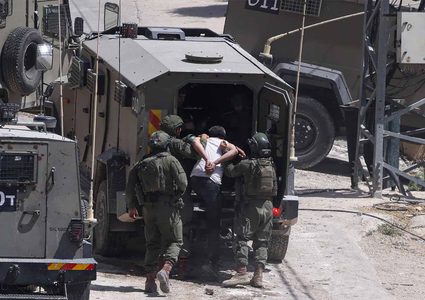 قوات الاحتلال تشن حملة اعتقالات واسعة في الضفة وتعتقل نحو 40 مواطنًا