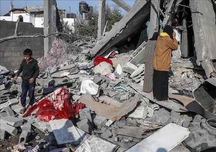 إصابات بالرصاص بخان يونس وغزة واستمرار نسف المنازل بالزيتون ورفح