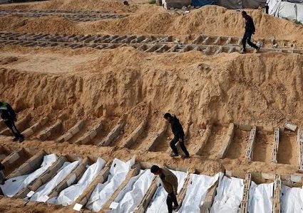 دفن رفات ٥٣ شهيدا مجهولي الهوية في دير البلح