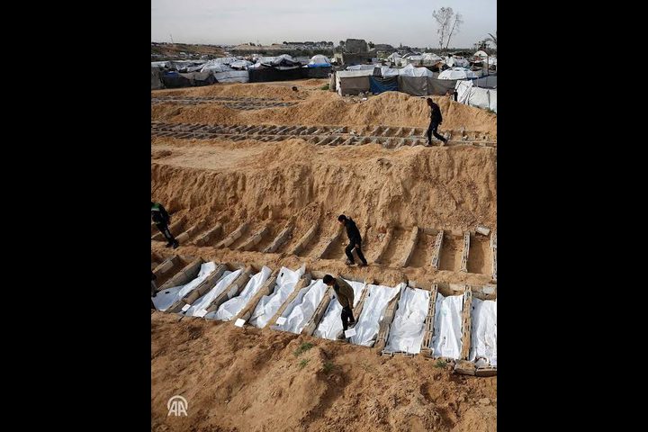 دفن رفات ٥٣ شهيدا مجهولي الهوية في دير البلح