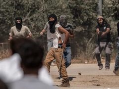 مستعمرون يجرفون اراضي  في المغير