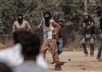 مستعمرون يجرفون اراضي  في المغير