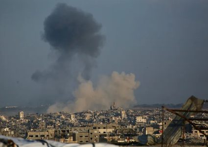 عمليات نسف واسعة للمنازل بخان يونس والاحتلال يسيطر بالنار على اجزاء من شارع صلاح