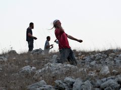 إصابات في اعتداء للمستوطنين جنوب نابلس