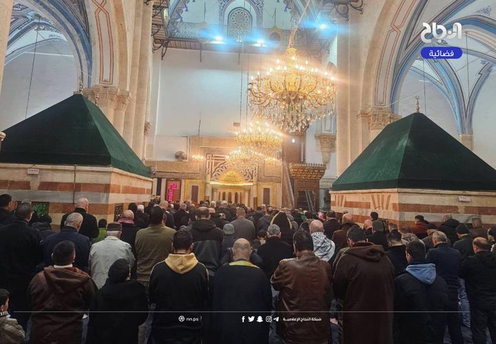 صلاة الفجر اليوم في الحرم الإبراهيمي الشريف بالبلدة القديمة بمدينة الخليل.
