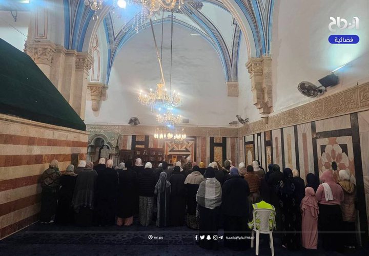 صلاة الفجر اليوم في الحرم الإبراهيمي الشريف بالبلدة القديمة بمدينة الخليل.