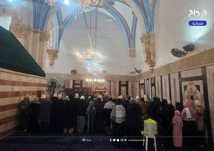 صلاة الفجر اليوم في الحرم الإبراهيمي الشريف بالبلدة القديمة بمدينة الخليل.