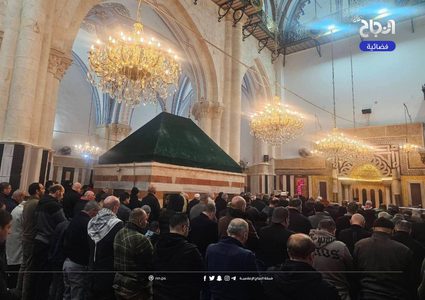 صلاة الفجر اليوم في الحرم الإبراهيمي الشريف بالبلدة القديمة بمدينة الخليل.