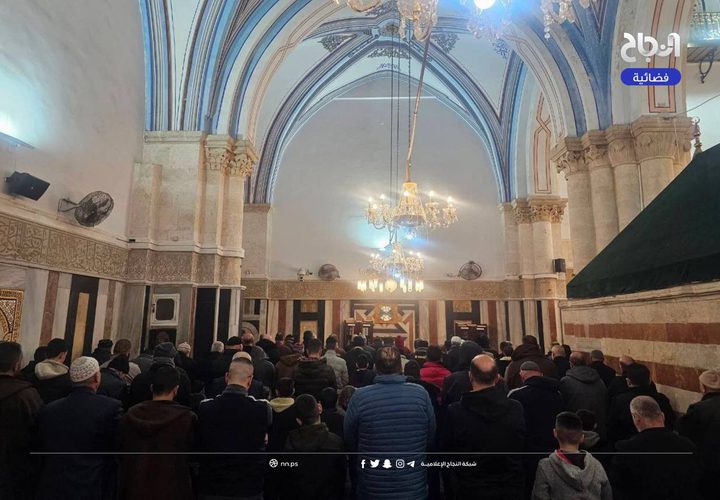 صلاة الفجر اليوم في الحرم الإبراهيمي الشريف بالبلدة القديمة بمدينة الخليل.