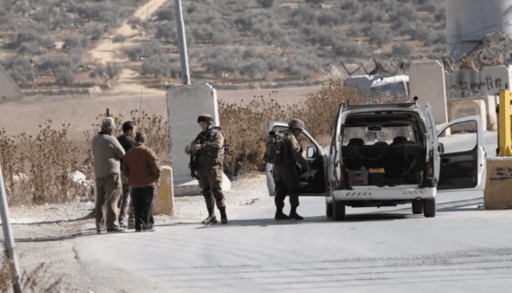 الاحتلال ينصب حاجزا عسكريا في المغير شرق رام الله