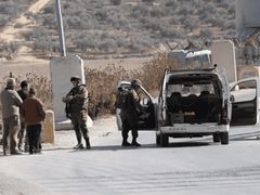 الاحتلال ينصب حاجزا عسكريا في المغير شرق رام الله