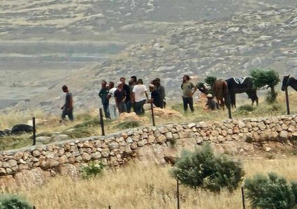 مستوطنون وجنود الاحتلال يهاجمون قرية المغير