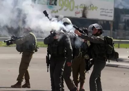 الاحتلال يطلق قنابل الغاز تجاه مصلين في كفر مالك شرق رام الله